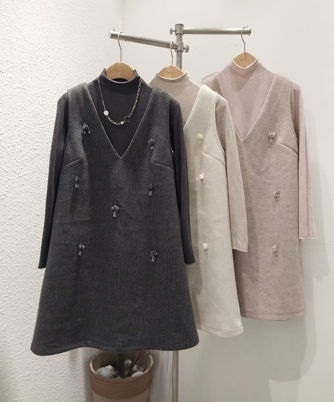 高領打底配立體花A字連身裙