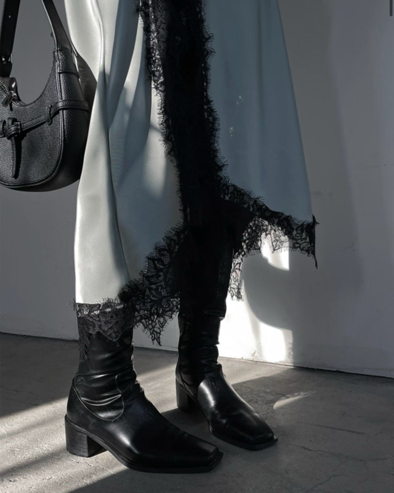 緞面光澤蕾絲開叉半身裙￼