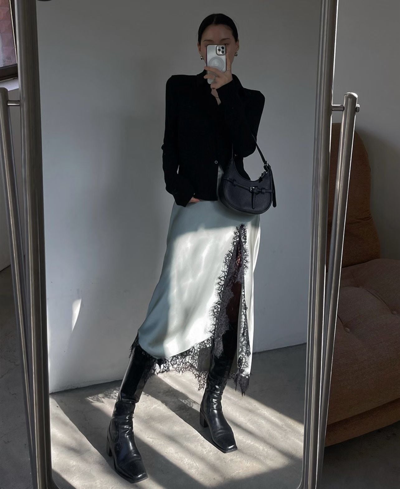 緞面光澤蕾絲開叉半身裙￼