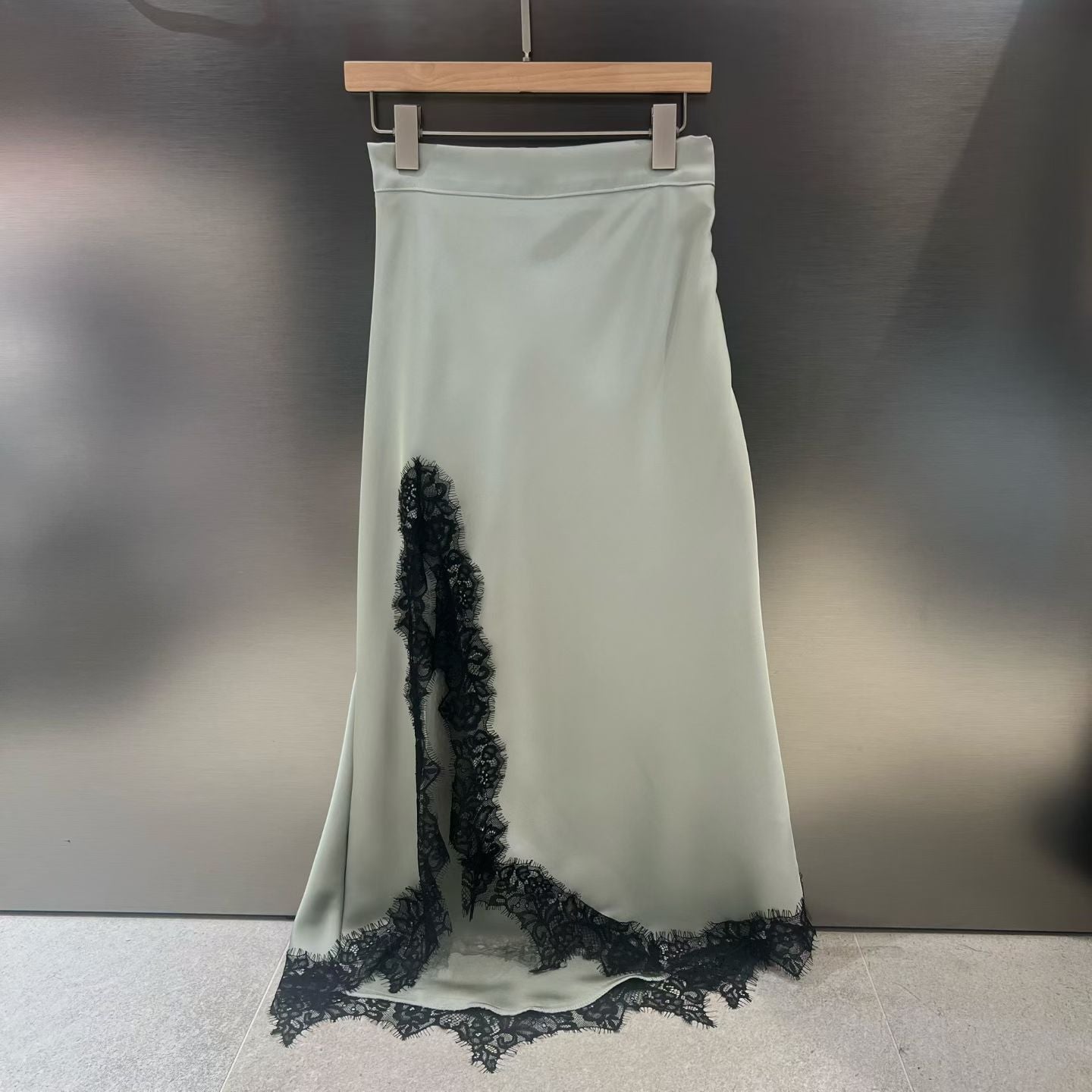 緞面光澤蕾絲開叉半身裙￼