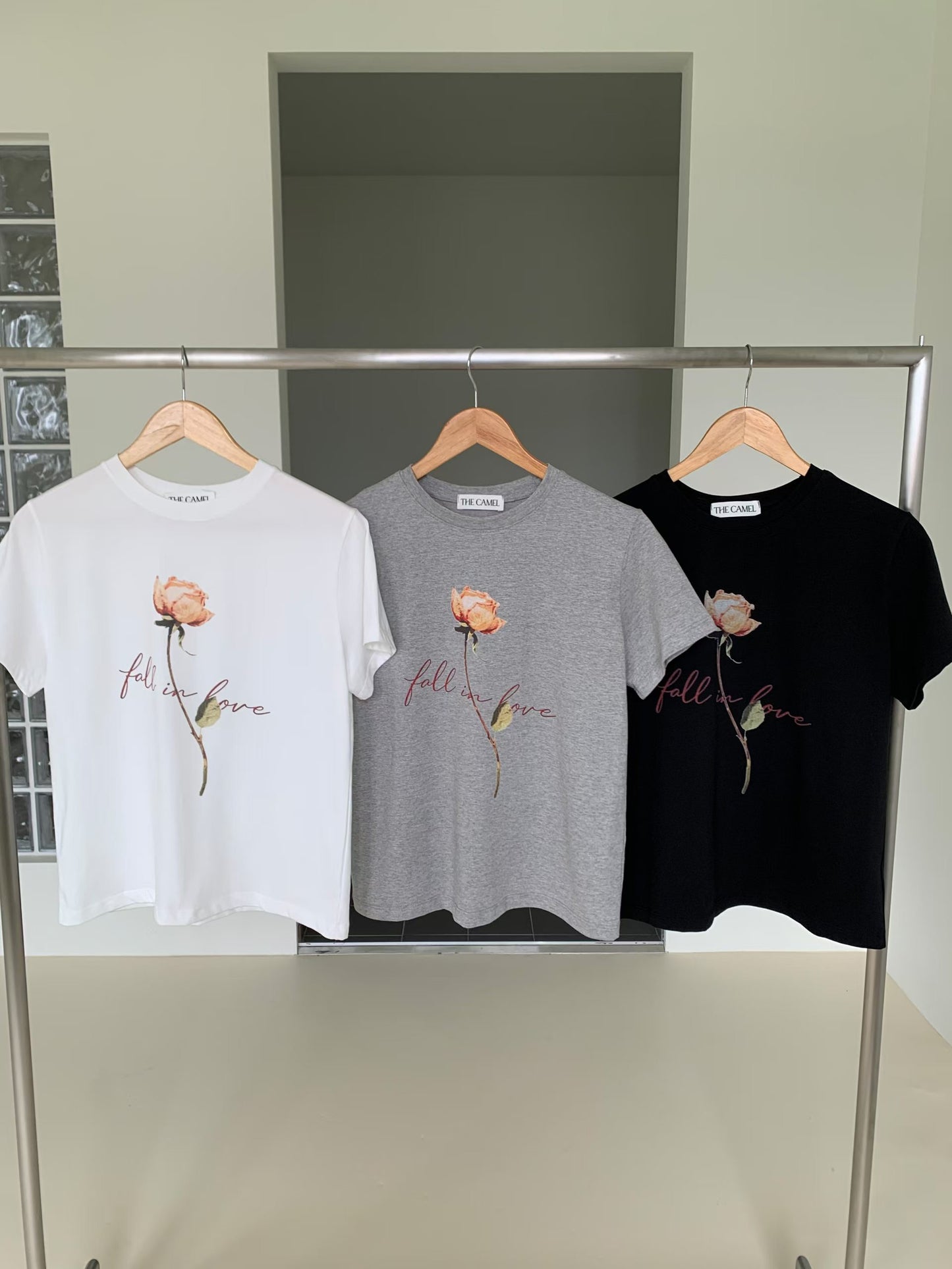 Fall in love 玫瑰tee￼