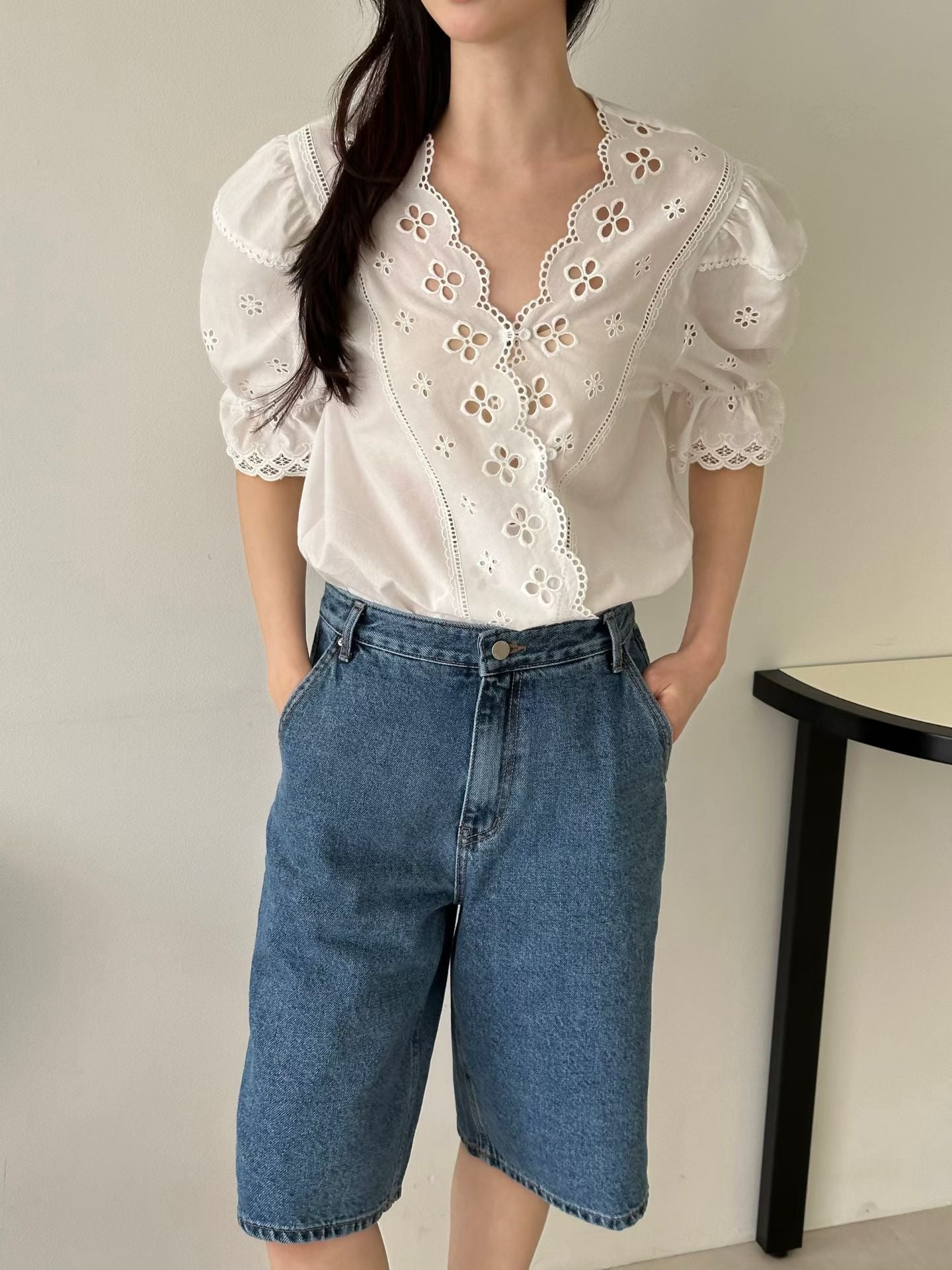 V領刺繡top