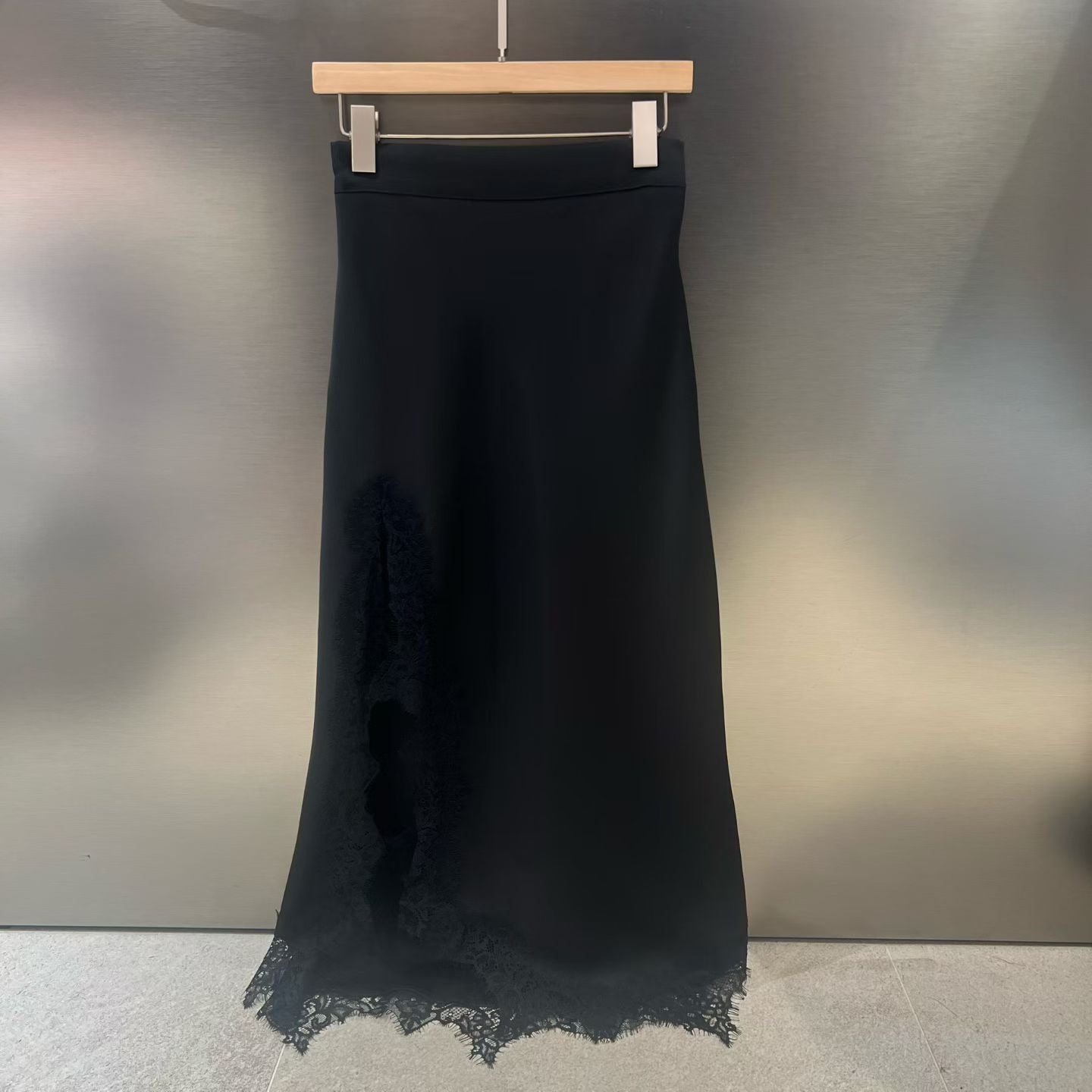 緞面光澤蕾絲開叉半身裙￼