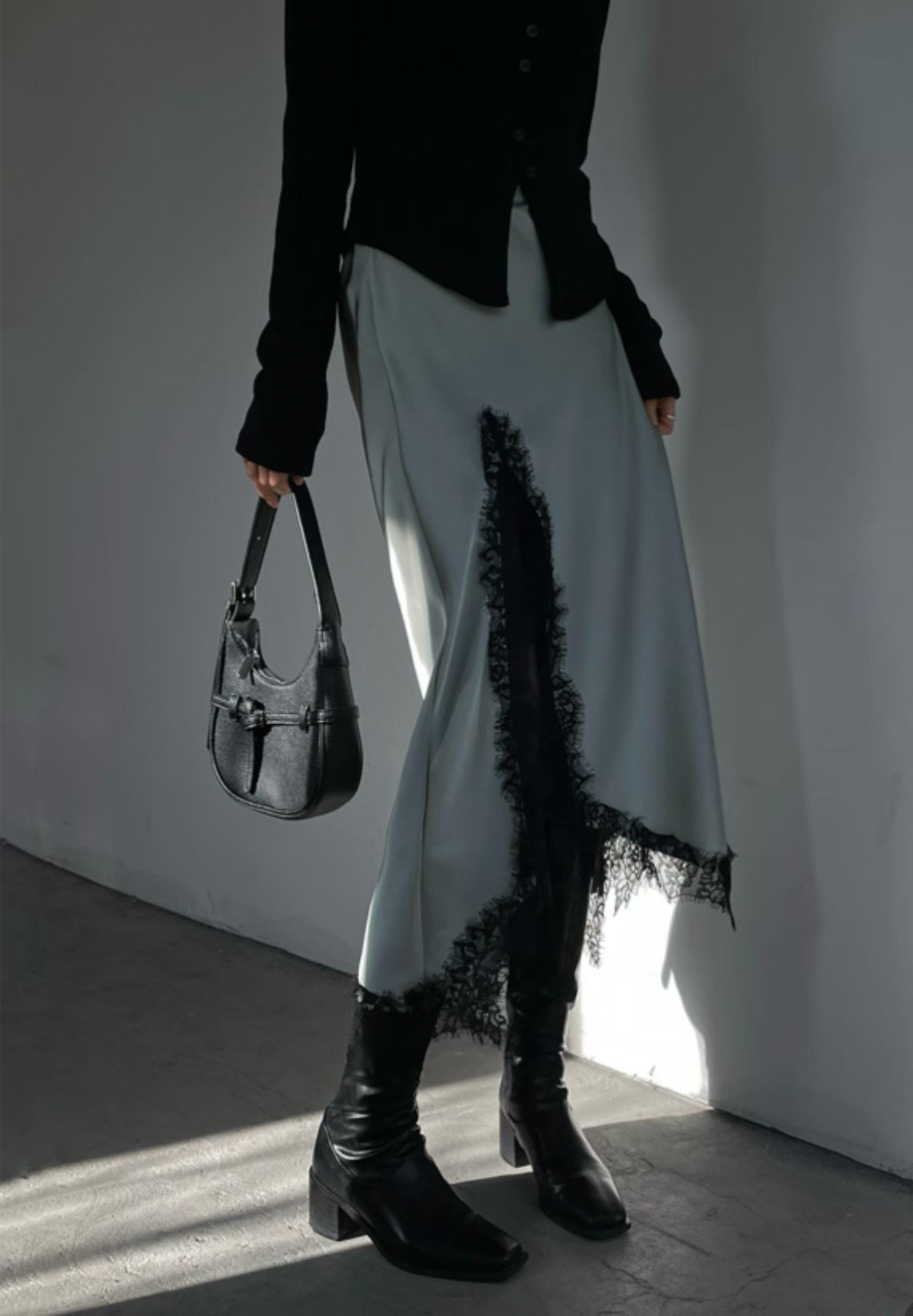 緞面光澤蕾絲開叉半身裙￼