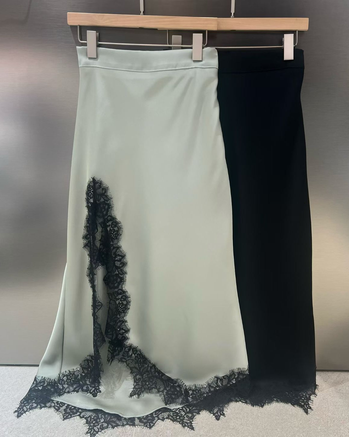 緞面光澤蕾絲開叉半身裙￼